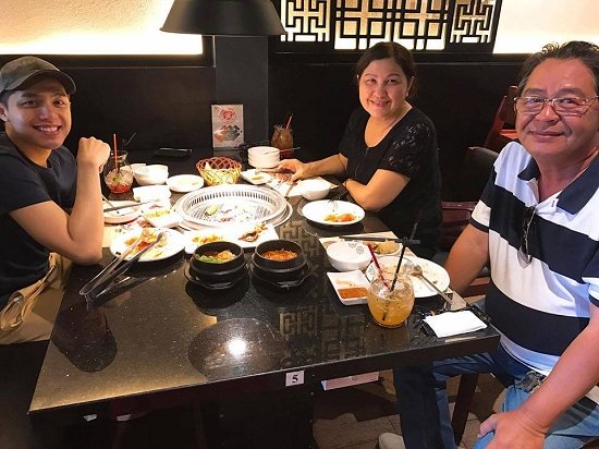 Noo Phước Thịnh khoe giây phút hạnh phúc, bình yên khi đi ăn tối cùng bố mẹ.