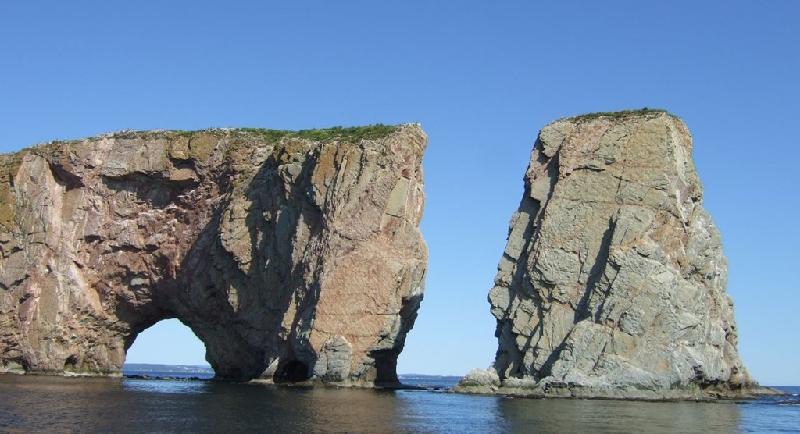 Perce là một trong những vòm đá tự nhiên lớn nhất thế giới, cao 15 m và là một trong những điểm đến hấp dẫn nhất của Canada. Ảnh: 