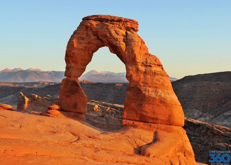 Cổng đá vòm Delicate Arch nằm trong Công viên quốc gia Arches ở tiểu bang Utah, Mỹ. Đây là nơi có hơn 2.000 cổng đá vòm sa thạch, với nhiều hình dáng đẹp mắt. Nổi tiếng nhất trong đó là vòm đá Delicate Arch. Khi ngắm nhìn màu đỏ rực của Delicate Arch dưới ánh hoàng hôn, nhiều du khách cảm nhận nó giống như cánh cổng dẫn đến một thế giới khác. Ảnh: 