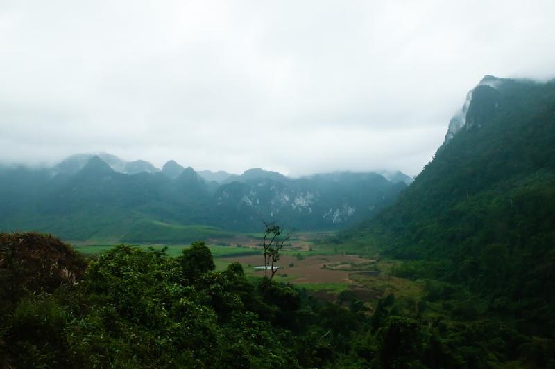 Thung lũng Chà Nòi nằm trong quần thể Phong Nha - Kẻ Bàng, xã Thượng Hòa, huyện Minh Hòa, tỉnh Quảng Bình. Đây là một trong những địa danh tại Việt Nam được chọn làm cảnh quay cho bộ phim bom tấn gần đây - Kong: Skull Island. Ảnh: Hải An.