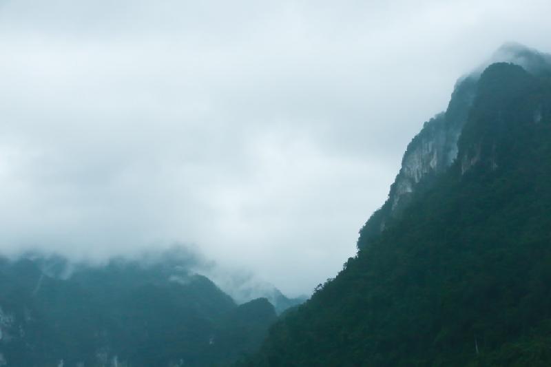 Nhìn từ đèo Đá Đẽo gần đó, thung lũng Chà Nòi toát lên vẻ thơ mộng trong không gian núi đồi rộng lớn, phủ sương mù. Ảnh: Hải An.