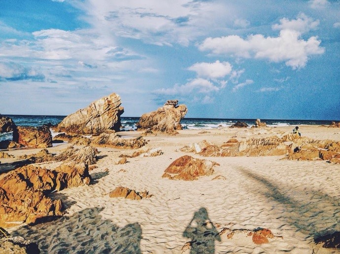 Những khối đá lớn nhỏ, hình thù đa dạng làm cho bãi biển thêm phần độc đáo, thích hợp chụp ảnh, vui chơi và đầm mình trong nước hiền hòa. Ảnh: Linhsea/Instagram.