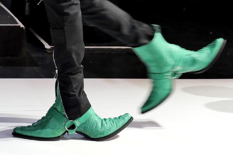 Với những thiết kế giày 2 mặt này, nhóm thiết kế  của Hood by Air cho thấy, với thời trang không có gì là không thể. 