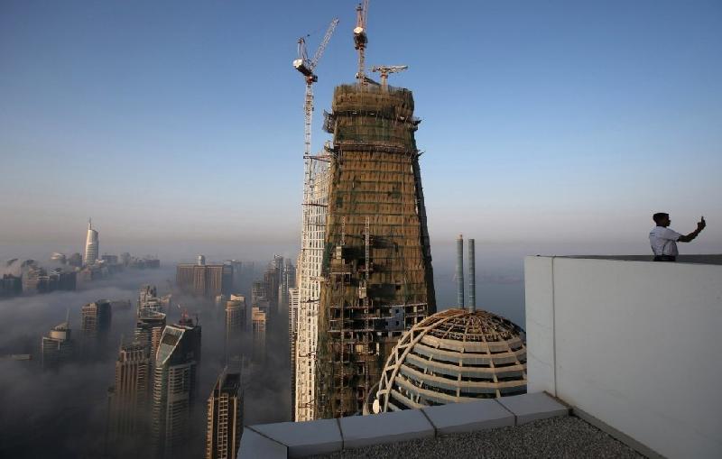 Nhiều tòa nhà chọc trời do các công nhân Ấn Độ nhập cư xây dựng.