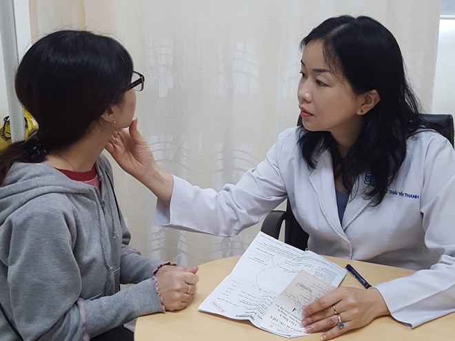 TS.BS Lê Thái Vân Thanh đang khám cho bệnh nhân. Ảnh: 