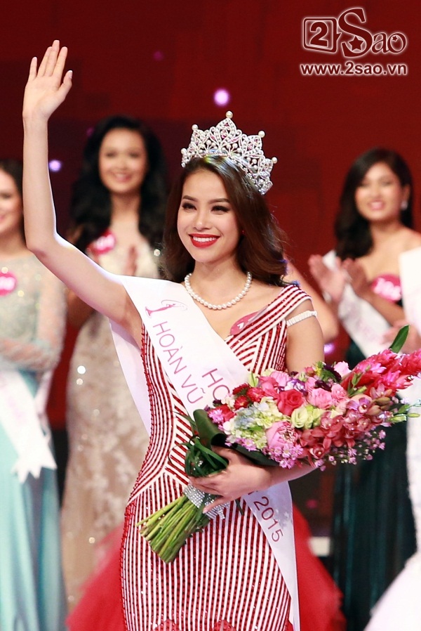 Phải tới khi đội trên đầu vương miện Hoa hậu Hoàn vũ Việt Nam 2015, cuộc sống của Phạm Hương mới chính thức bước sang một trang mới. 
