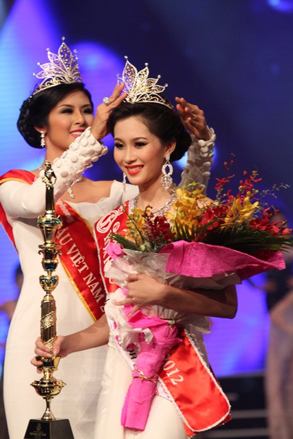 Cô đoạt được chiếc vương miện thứ hai khi tiếp tục thử sức với Hoa hậu Việt Nam 2012.
