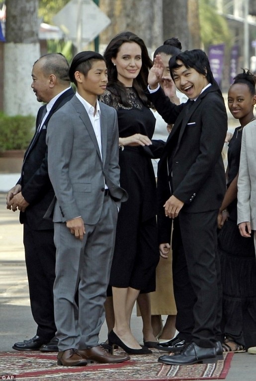 Maddox và Pax Thiên chững chạc khi mặc vest trong lần xuất hiện cùng Angelina Jolie ở buổi ra mắt phim 