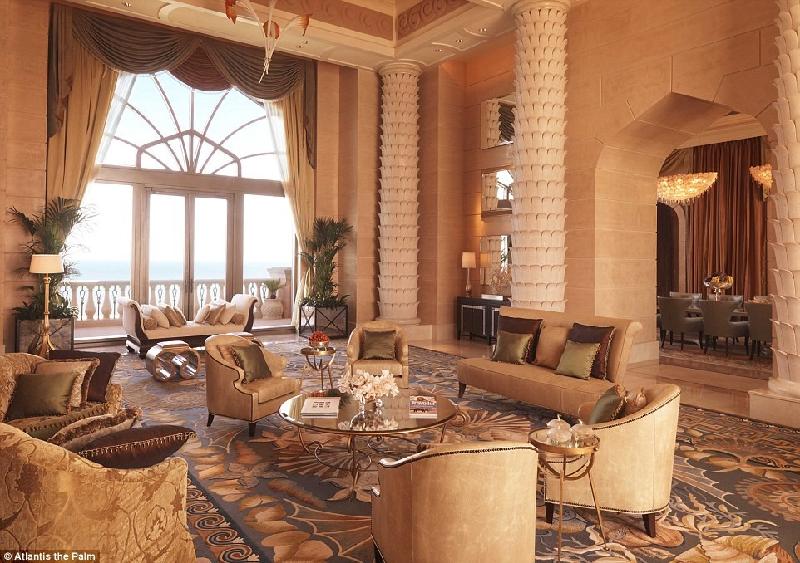 Căn phòng Royal Bridge Suite ở khách sạn Atlantis, The Palm, Dubai là nơi Kim Kardashian và nhiều ngôi sao hạng A từng ở, với giá 30.000 USD một đêm.