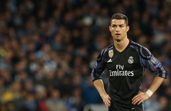 Cristiano Ronaldo cùng đồng đội vừa giành vé vào tứ kết Champions League sau khi vượt qua Napoli với tổng tỷ số 6-2 sau 2 lượt trận.