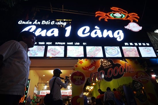 Trên đường Nguyễn Thái Học, một số quán nhậu kê bàn ghế cho khách ngồi ăn uống trên vỉa hè bị đoàn liên ngành xử lý. 