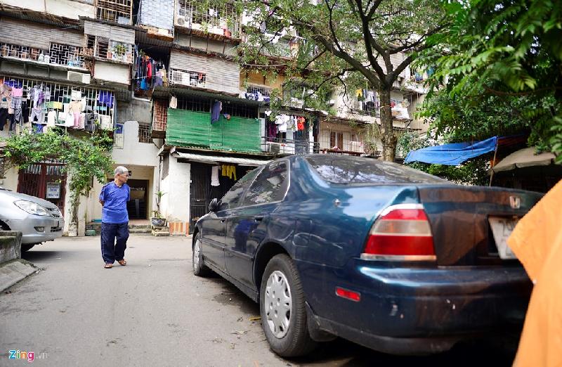 Ông Cao Hằng, sống tại nhà B7C, cho biết việc nhiều ôtô đỗ tại khu vui chơi chung và các ngõ tại khu tập thể khiến không gian của trẻ em bị thu hẹp, phương tiện đi lại khó khăn hơn.