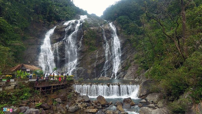 Địa danh thác Trắng nổi tiếng cách thành phố Quảng Ngãi hơn 40 km về hướng tây nam, thuộc địa bàn xã Thanh An, huyện Minh Long.