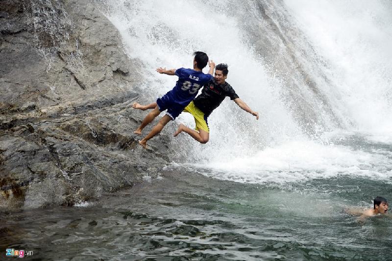 Dưới chân thác có hồ nước sâu tự nhiên gần 2 m, xanh biếc và mát lạnh. Thanh niên thường nhảy từ trên các vách đá xuống.