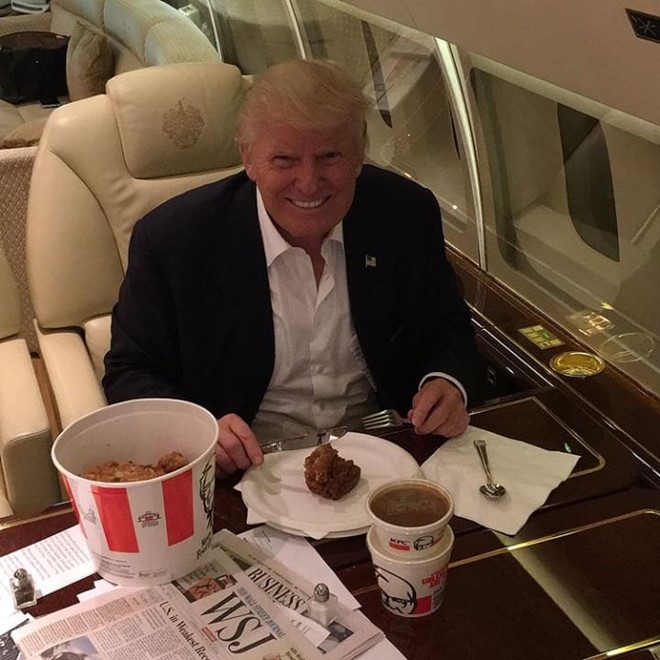 Ông Trump ăn gà rán KFC bằng dao và nĩa. Ảnh: 