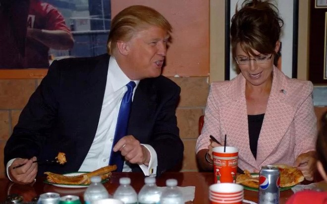 Tổng thống Mỹ ăn pizza bằng nĩa và chỉ ăn lớp phủ bên trên. Ảnh: 