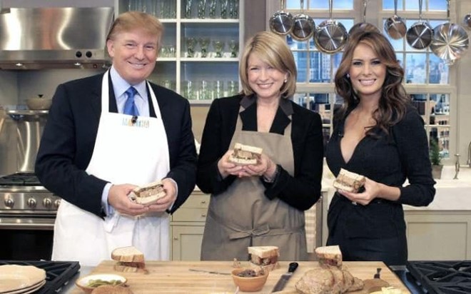 Ông Trump (đầu tiên từ trái sang) và bà Melania (bên phải ngoài cùng) chuẩn bị món sandwich đặc biệt mà ông ưa thích. Ảnh: