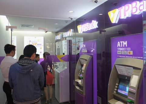 Điểm giao dịch LiveBank cùng với 2 máy ATM trong Khu Giao dịch 24/7 của TPBank tại phố Duy Tân
