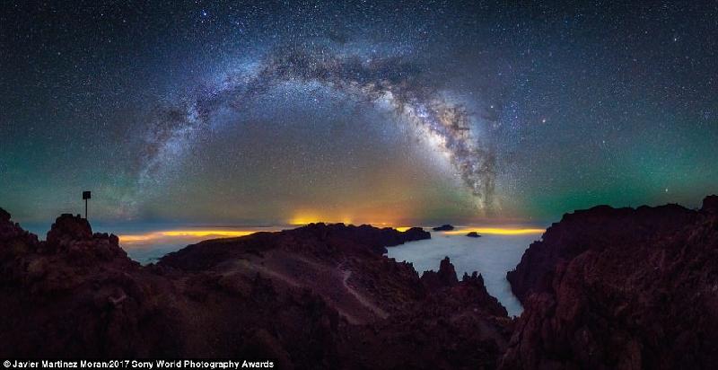 Hình ảnh tuyệt vời về dải ngân hà, do tác giả Javier Martinez chụp ở vườn quốc gia Caldera de Taburiente, La Palma, Tây Ban Nha.