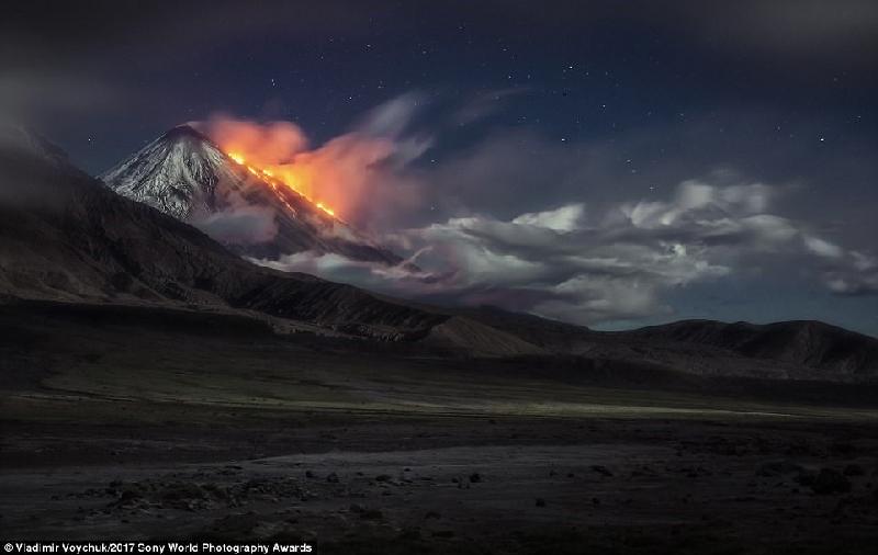 Nhiếp ảnh gia Vladimir Voychuk chia sẻ việc đứng ở một khoảng cách an toàn và chiêm ngưỡng khoảnh khắc phun trào của núi lửa Klyuchevskaya Sopka (Nga) là một trải nghiệm tuyệt vời.