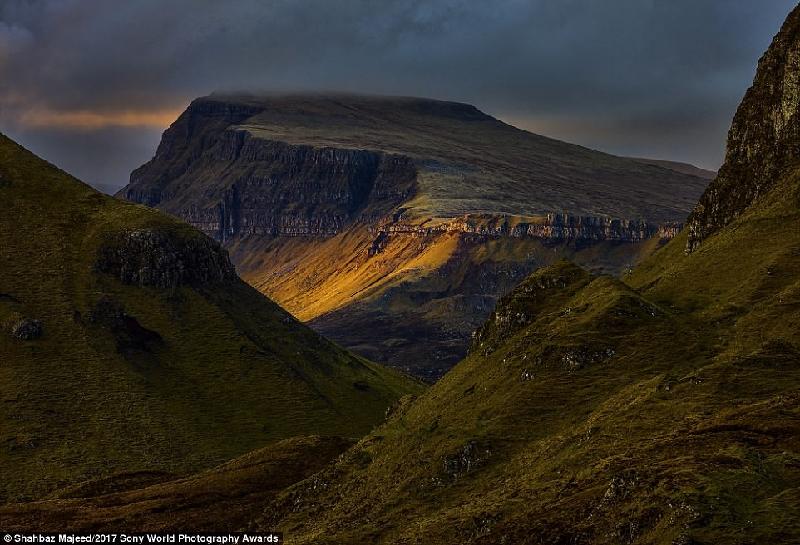 Shahbaz Majeed đã sử dụng ống kính zoom để chụp được bức ảnh tuyệt đẹp về phong cảnh Scotland. Ảnh sáng mặt trời chiếu xuống đỉnh núi cao ở phía xa mang đến cảm giác siêu thực.