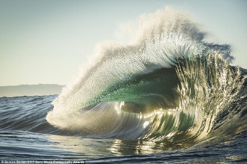 Con sóng ở bờ biển phía Tây Australia như được dát vàng dưới ánh mặt trời. Ảnh: 
