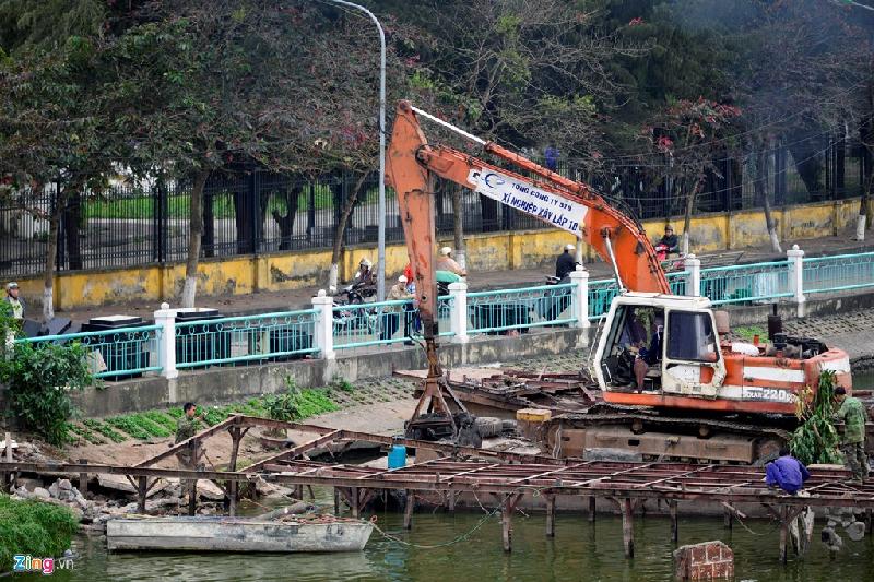 Chiều 6/3, nhà chức trách tiếp tục cưỡng chế một số nhà thuyền còn lại. Tuy nhiên, chỉ có vài công nhân làm việc ở một khu vực nhỏ trên đường Nguyễn Đình Thi (đối diện sân bóng trường THPT Chu Văn An).
