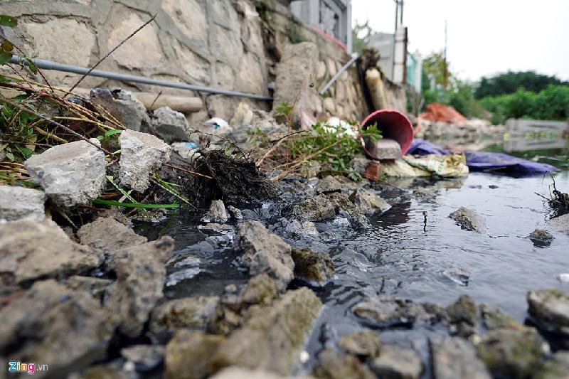 Đối diện số nhà số 7 đường Nguyễn Đình Thi, dòng nước thải đen ngòm chảy từ cống nước sinh hoạt người dân.