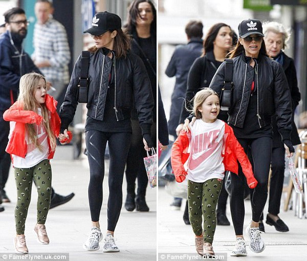 Victoria Beckham mặc trẻ trung, dạo phố cùng con gái