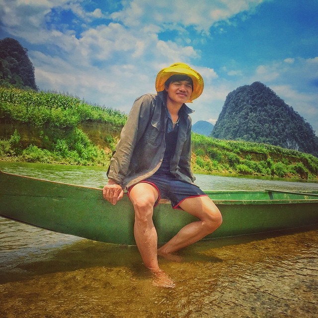 Trong suốt quá trình quay phim ở Việt Nam, những hình ảnh chân thực về cuộc sống cũng như con người Việt được đạo diễn chia sẻ trên Instagram cá nhân.