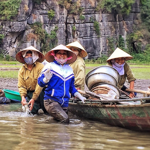 Qua những bức ảnh của đạo diễn, người Việt hiện lên chất phác, thân thiện, với nụ cười luôn nở trên môi.