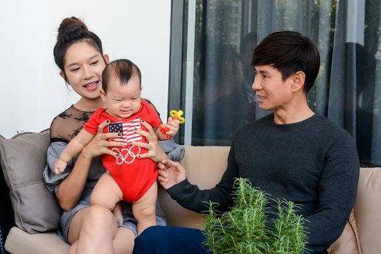 Hình ảnh hạnh phúc viên mãn bên vợ con của Lý Hải gần đây nhất khi giao lưu trực tuyến với báo VietNamNet.