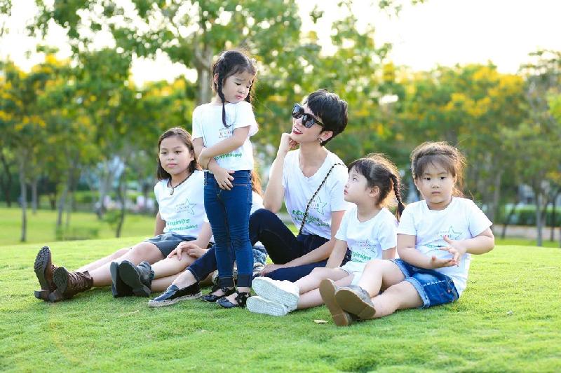 Mới đây, người sáng lập Vietnam Junior Fashion Week 2017 cùng hàng chục mẫu nhí đã ghi lại những khoảnh khắc vui đùa đáng yêu tại công viên Hồ Bán Nguyệt (Quận 7). Họ diện đồng phục in thông điệp “Đừng im lặng” và “Chúng con cần được bảo vệ”, nhằm mục đích nâng cao ý thức của các gia đình, cộng đồng về việc bảo vệ con trẻ giữa những hiểm họa khôn lường.