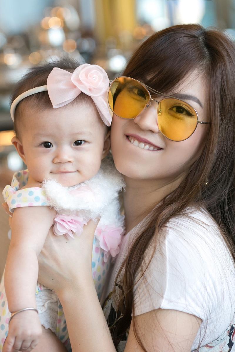 Hai mẹ con Diễm Trang cùng nhau tạo kiểu dễ thương. 