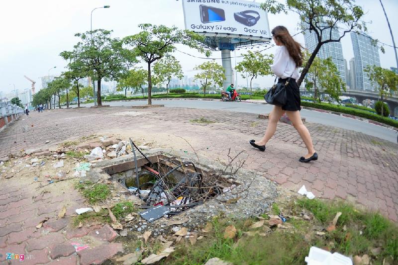Khu vực vỉa hè trên đường Trần Duy Hưng – Phạm Hùng (quận Cầu Giấy) chỉ chưa đầy 100 m xuất hiện liên tiếp 5-7 hố cáp điện ngầm và đường ống dẫn nước toang hoác gây nguy hiểm cho người đi bộ.