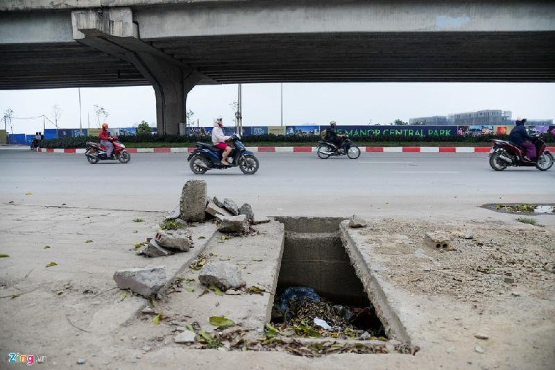 Nắp cống tạo khoảng hở dài 1 m, rộng 30 cm trên đường Nguyễn Xiển (quận Thanh Xuân).