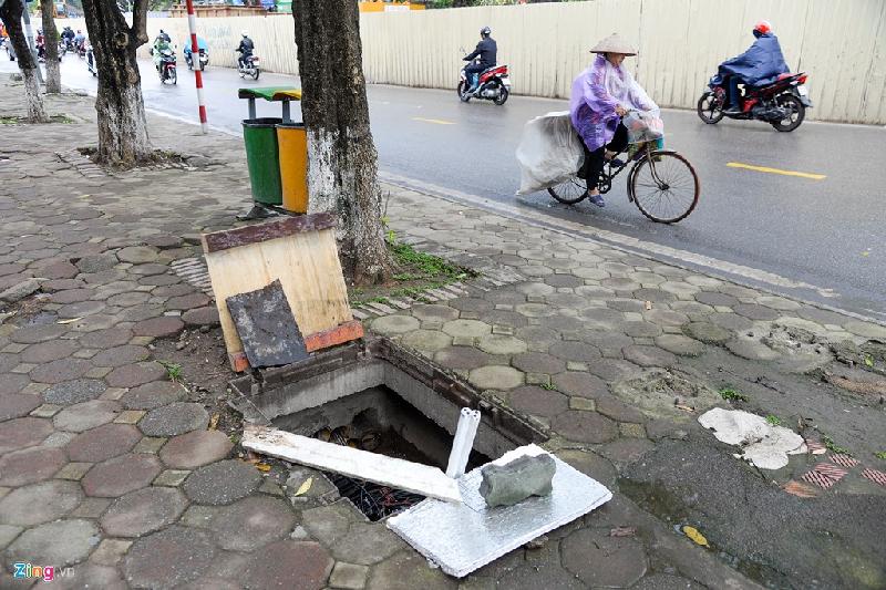 Vỉa hè trên đường Kim Mã (quận Ba Đình) cũng xuất hiện “hố tử thần” có một số vật dụng đặt quanh miệng nhằm “cảnh báo” người đi bộ.