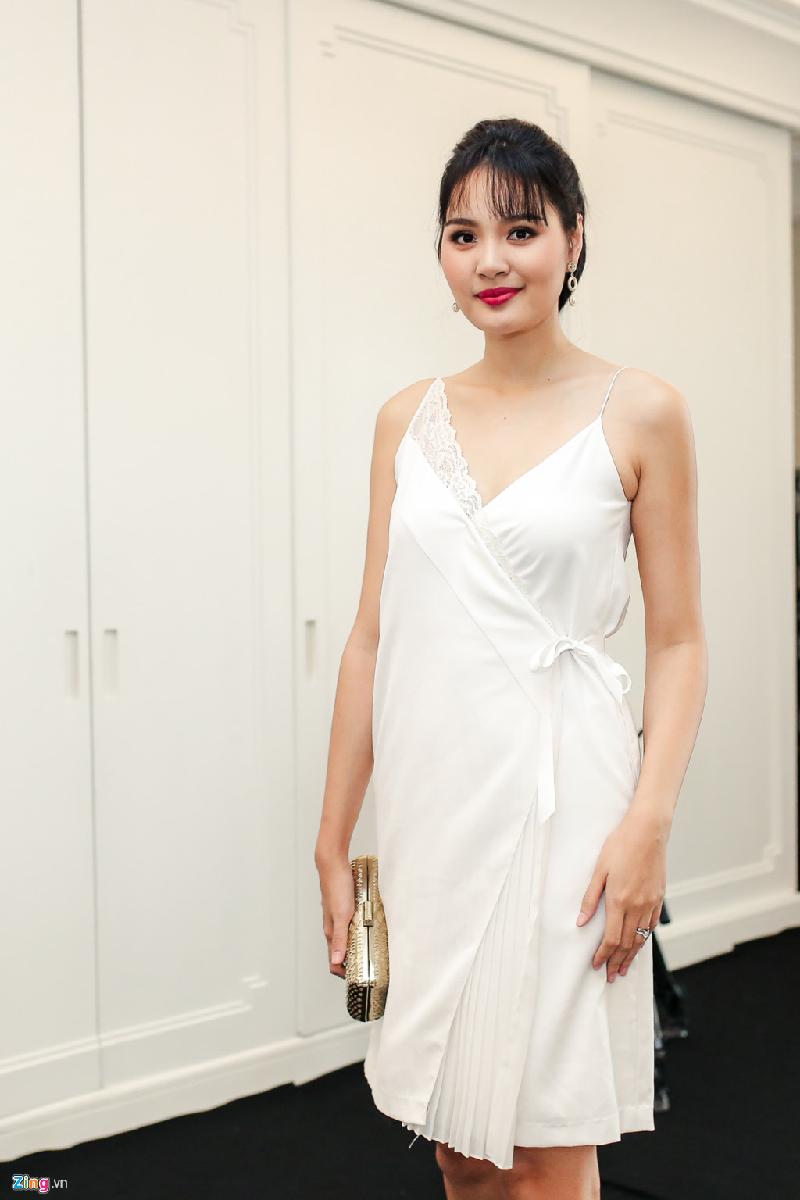 Hoa hậu Hương Giang nhẹ nhàng trong bộ trang phục hai dây, gam trắng. 