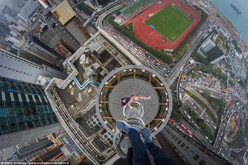 Những hình ảnh khiến người xem chóng mặt này được chụp từ đỉnh của các tòa nhà chọc trời ở Hong Kong (Trung Quốc) và New York (Mỹ). Ảnh: 