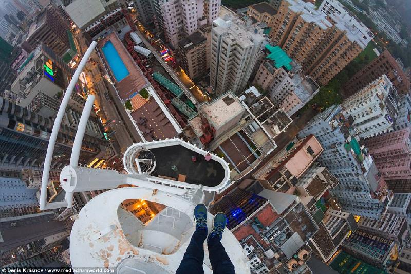 Nhiếp ảnh gia 20 tuổi, người Nga, Denis Krasnov cùng bạn leo lên các công trình cao tầng ở Hong Kong và chụp ảnh. Ảnh: 