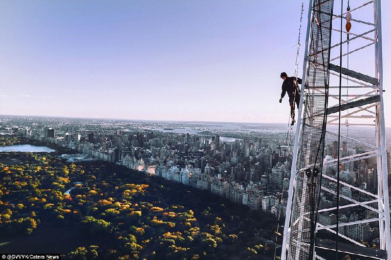 Họ chụp ảnh từ các tòa nhà chọc trời mà không có bất kỳ thiết bị bảo hộ nào. Trong ảnh, một người đàn ông đứng trên chiếc cần cẩu, nhìn về công viên trung tâm ở New York. Ảnh: