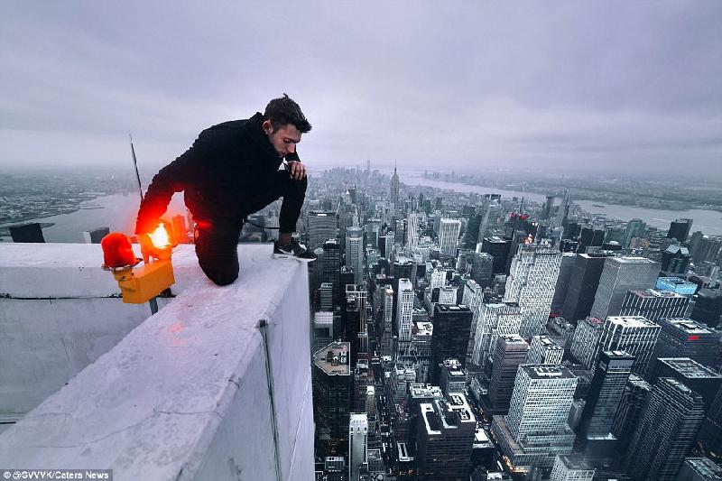 Một người quan sát New York từ góc sân thượng tòa nhà cao tầng. Ảnh: 