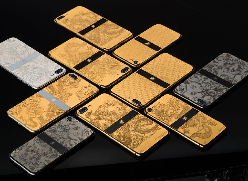 Mobiado gọi bộ sưu tập này là Grand 7 Collection, gồm các model iPhone 7/7Plus được khoác lên mình bộ áo mới làm từ các kim loại quý là vàng và rhodium. Bộ vỏ được điêu khắc công phu, tỉ mỉ theo các chủ đề là phong trào nghệ thuật và huyền thoại văn hóa. Chính giữa lưng máy là một miếng saphia nguyên tấm được cắt đặt chính xác, làm nổi bật logo Mobiado làm từ vàng nguyên chất ở phía dưới. 