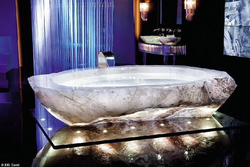 Chiếc bồn tắm hút mắt này là tác phẩm của công ty đá quý Baldi Home có trụ sở ở Florence, Italy.