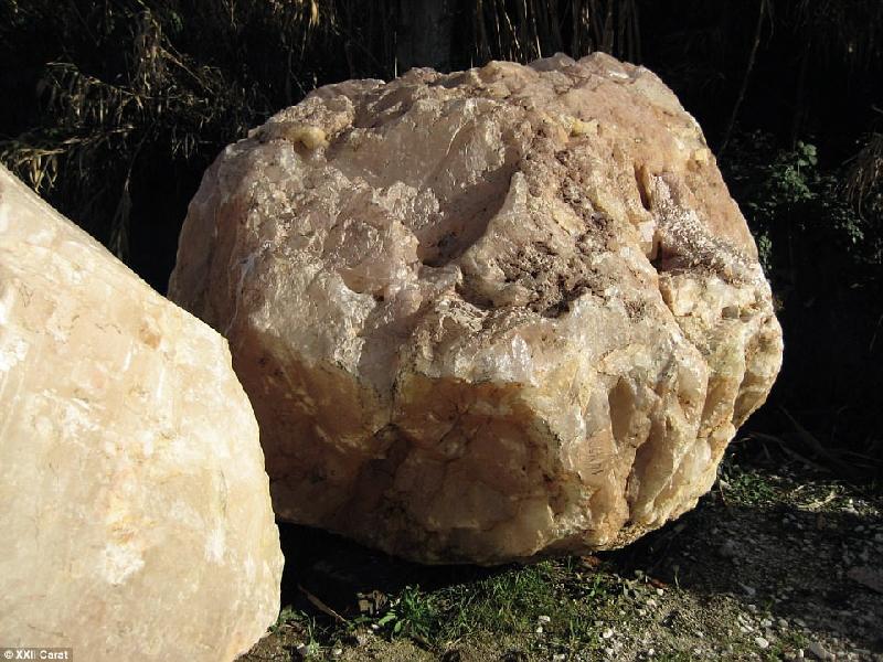 Mỗi khối đá quý nặng hơn 10.000 kg này được chuyển từ Nam Mỹ tới Dubai.