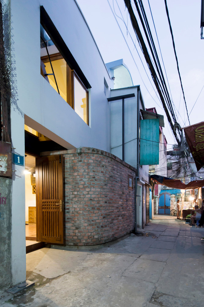 Căn nhà nằm trong một ngõ nhỏ trên đường Cổ Nhuế, Hà Nội với diện tích nền 45,6 m2.