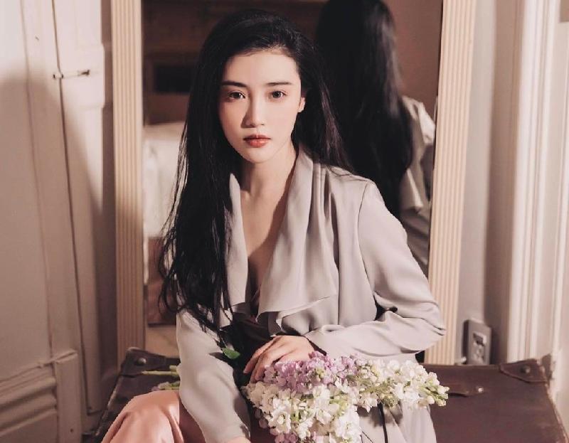 Tốt nghiệp Học viện Sân khấu trung ương Bắc Kinh, Trương Tân Uyển cũng góp mặt trong một số dự án phim. Kể từ đó, cô trở thành một trong những fashion icon nổi bật của điện ảnh Hoa ngữ và được giới trẻ yêu mến.
