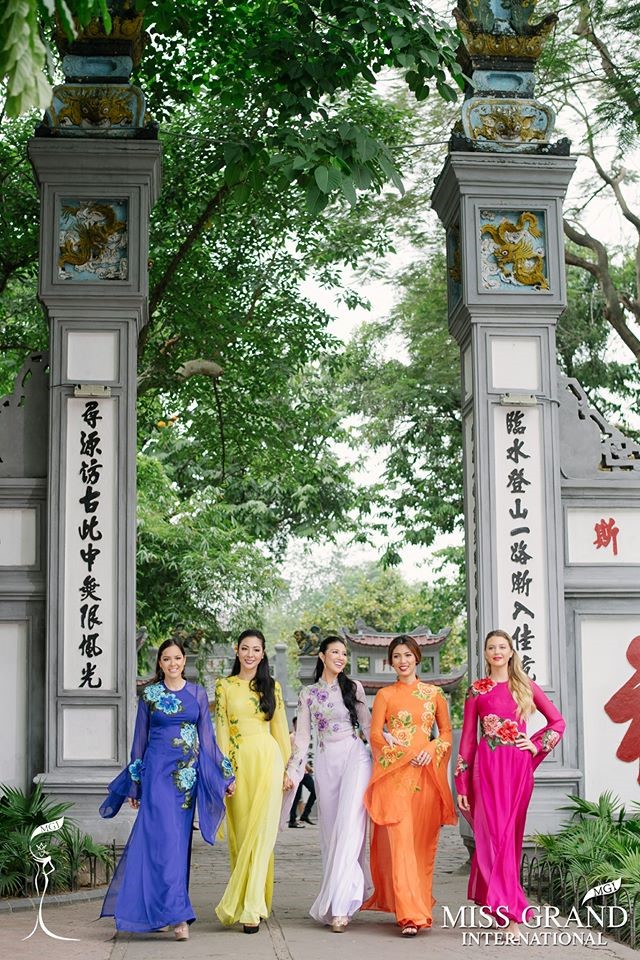 Ngoài đương kim hoa hậu Ariska Putri, chuyến đi Việt Nam lần này còn có bốn á hậu. Các người đẹp quốc tế diện áo dài thêu hoa, rực rỡ màu sắc. 