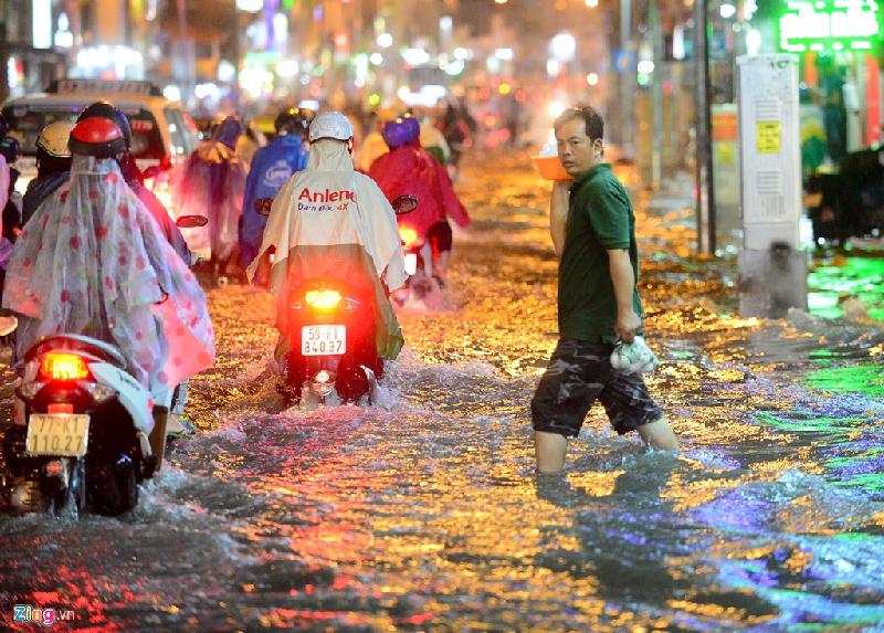 Mưa lớn kèm theo gió giật, sấm sét...kéo dài nhiều giờ ở TP.HCM làm ngập nặng nhiều tuyến đường tại các quận: Phú Nhuận, Bình Thạnh, Gò Vấp....