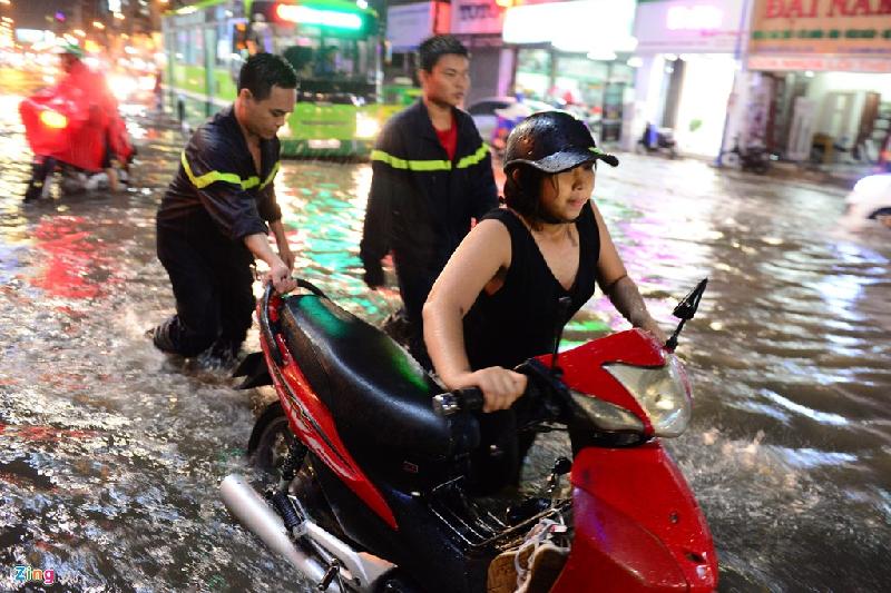 Tại đường Phan Đình Phùng mưa ngập khoảng 40 cm. Nhiều xe chết máy, phương tiện vất vả di chuyển trên đường.